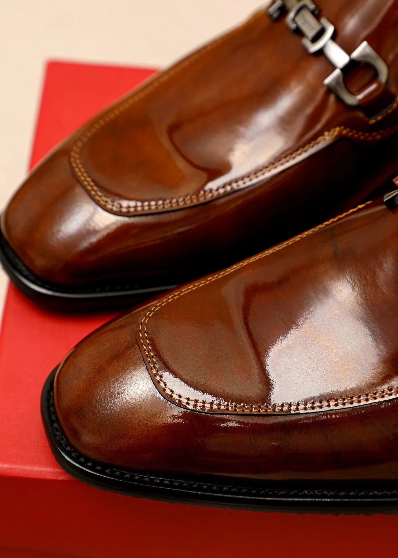 Men's shoes 💰460 💐 Product trademark: Ferragamo "Ferragamo" casual leather shoes Regular size: 38-44 (custom-made for 45🉑️) Product materials: Selected imported first-layer open-edge beaded cowhide upper + original hardware buckle, imported water-dyed cowhide leather lining. Strong three-dimensional visual effect, combined outsole Color: 3⃣️colors available